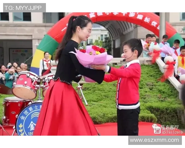 足球明星重温青春岁月与恩师深情对话感人视频分享